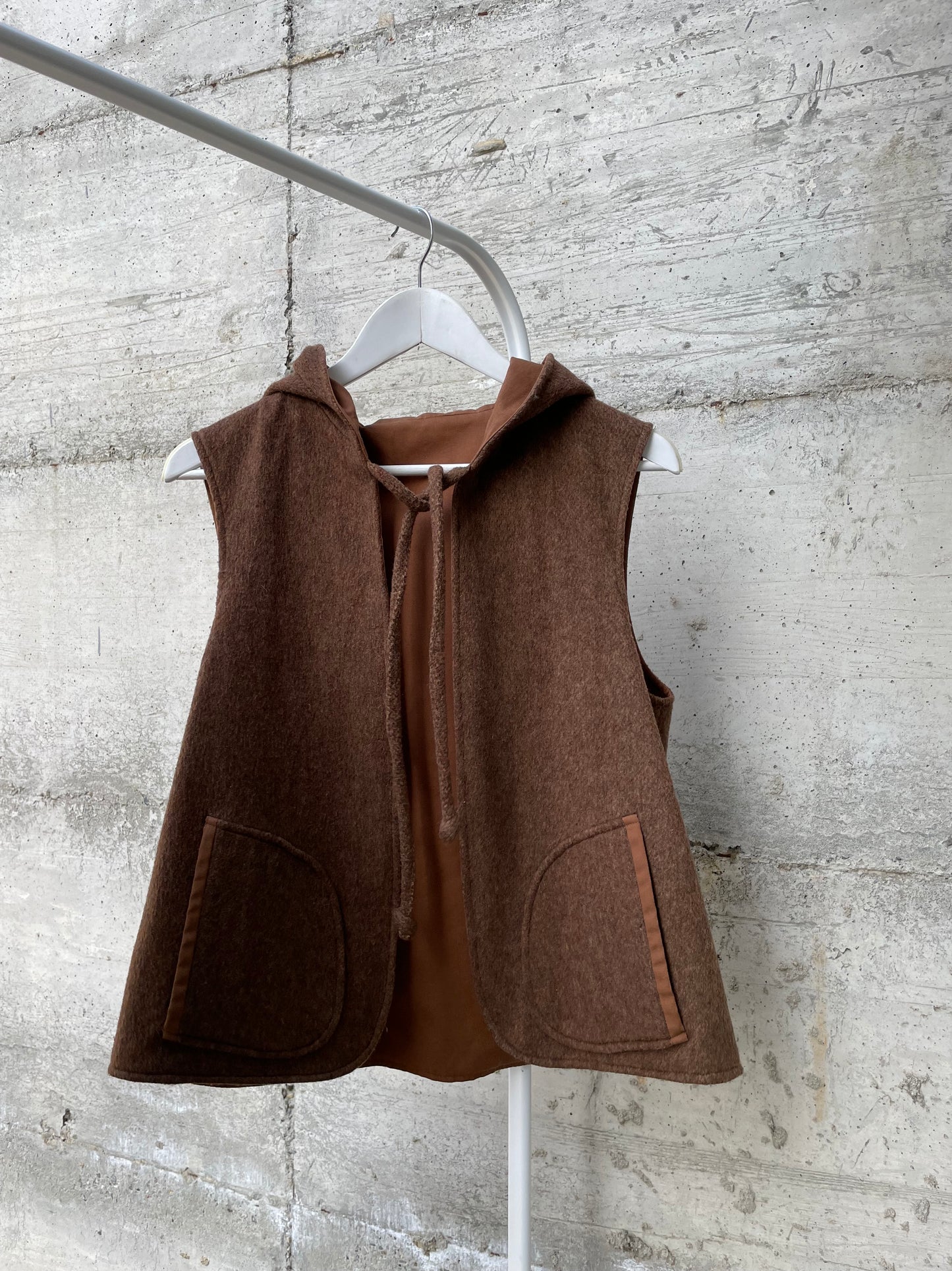 Gilet double face sartoriale con cappuccio